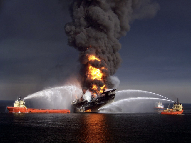Sự cố nổ giàn khoan Deepwater xảy ra vào ngày 20/4 khiến 11 người thiệt mạng, 17 người khác bị thương, làm tràn dầu ở một vùng rộng lớn trong khu vực vịnh Mexico, gây ảnh hưởng nặng nề đến môi trường sống, ngành ngư nghiệp và hệ sinh thái biển.