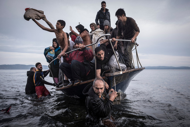 Những người di cư trên một chiếc thuyền quá tải ở Thổ Nhĩ Kỳ đến Hy Lạp. Hơn một triệu người di cư tới châu Âu vào năm 2015.