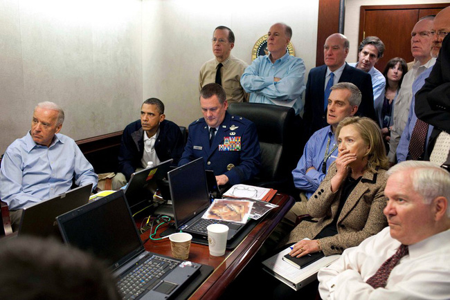   Tổng thống Barack Obama và các quan chức theo dõi cuộc đột kích tiêu diệt bin Laden ngày 1/5.  