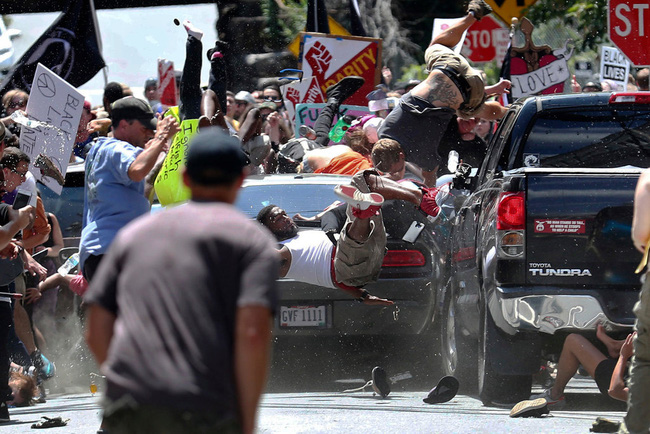   Vào ngày 12/8, một cuộc biểu tình phản đối chủ nghĩa da trắng thượng đẳng đã diễn ra ở Charlottesville. Người lái xe James Fields Jr. đã đâm xe vào đám đông, hành động độc ác này đã khiến hắn bị kết án tù chung thân.  