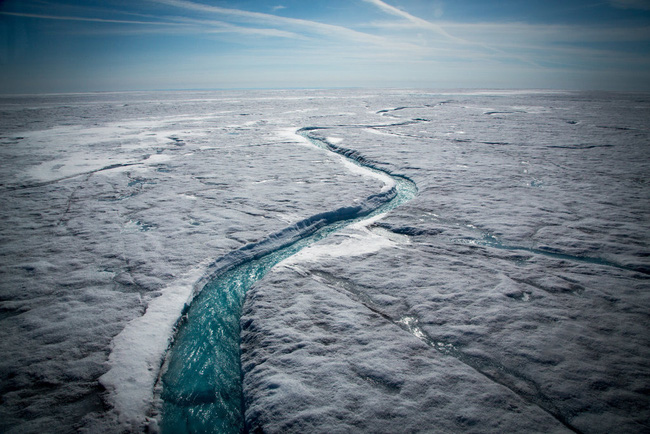   Vào ngày 19/7, băng ở Greenland tan chảy thành sông do biến đổi khí hậu.  