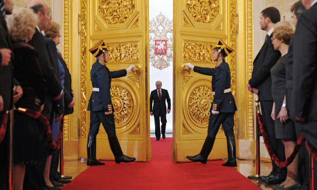 Tổng thống Nga Vladimir V. Putin vào Hội trường Thánh Andrew để nhận chức năm 2015.