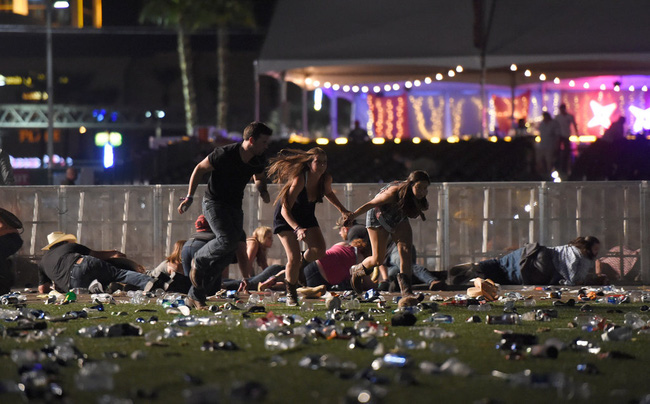Ngày 1/10, ở Las Vegas, Mỹ, một cuộc nổ súng diễn ra trong buổi hòa nhạc khiến 58 người bị thiệt mạng. 