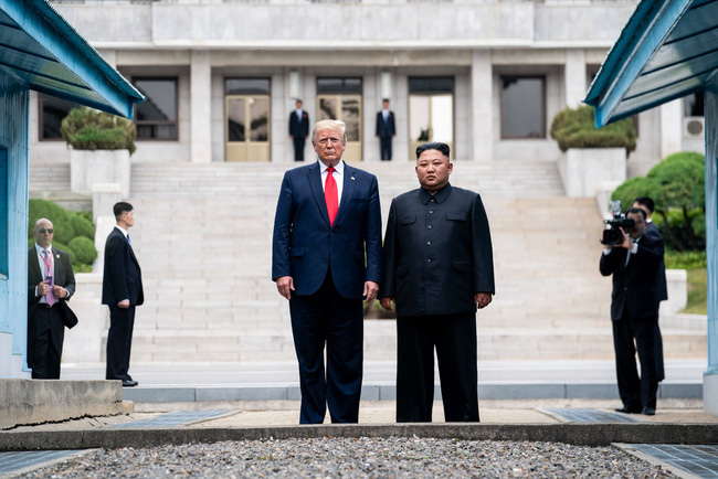   Vào ngày 30/6, ông Donald Trump trở thành tổng thống Mỹ đầu tiên đặt chân lên Triều Tiên khi ông gặp Chủ tịch Triều Tiên Kim Jong Un.  
