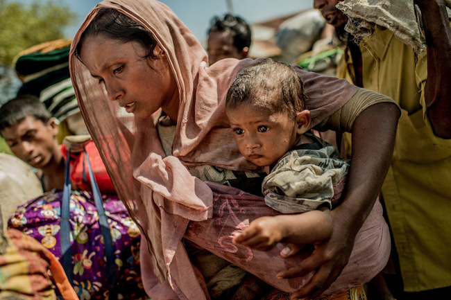   Hình ảnh này được chụp vào ngày 3/11, khi người tị nạn từ dân tộc thiểu số Rohingya chạy tới Bangladesh vì bị đàn áp ở Myanmar.  