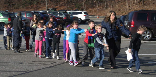 Thảm sát Trường tiểu học Sandy Hook vào ngày 14/12 gây chấn động nước Mỹ, khiến gần 30 người chết, phần lớn nạn nhân là trẻ em.