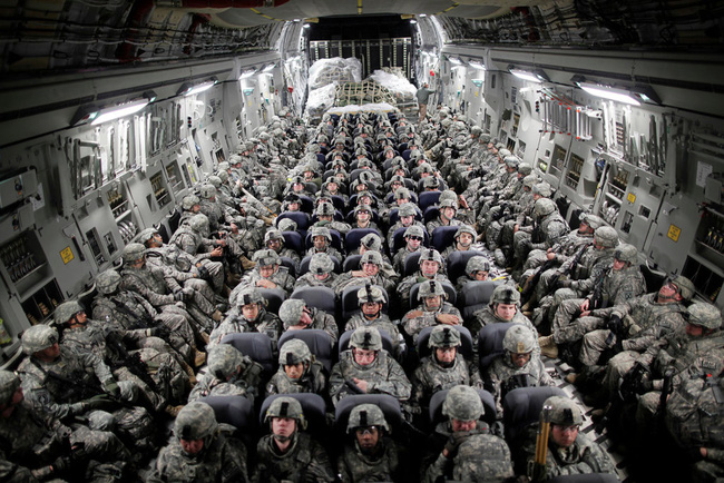   Đây là hình ảnh quân đội Mỹ mặc quân phục ngồi trên chiếc máy bay vận tải quân sự C-17 từ căn cứ không quân Manas ở Kyrgyzstan đến Mazar-i-Sharif, Afghanistan ngày 5/4.  
