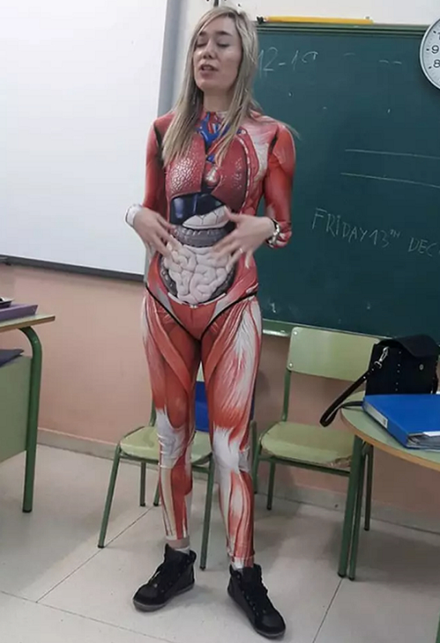 Cô giáo mặc quần áo mô tả về giải phẫu cơ thể và phản ứng bất ngờ của mọi người