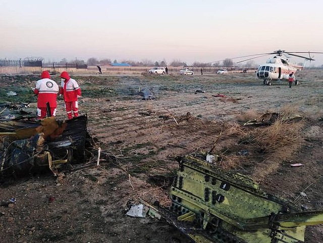   Nhân viên cứu hộ Iran tại hiện trường vụ rơi máy bay (Ảnh: IRNA)  