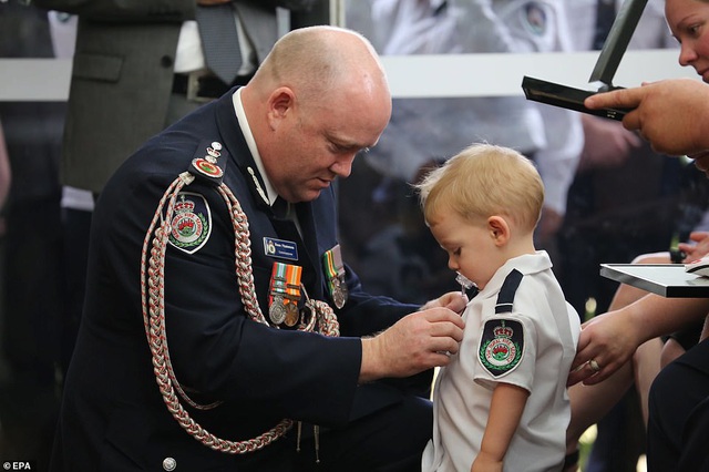 Trước đó hình ảnh cậu con trai 19 tháng tuổi của Geoffrey Keaton - người đồng đội cùng bị thiệt mạng với anh Andrew trong sự việc thương tâm nhận huân chương thay cha cũng khiến nhiều người cảm động.