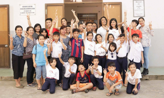 Bác sĩ Trần Tiễn Chánh và các em nhỏ Nhà Xuân chụp tháng 9/2019