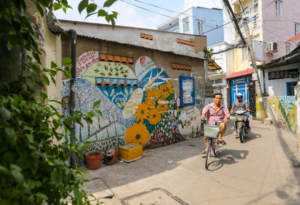 Người họa sĩ già miệt mài vẽ nên mùa xuân cho con phố nhỏ ở Sài Gòn