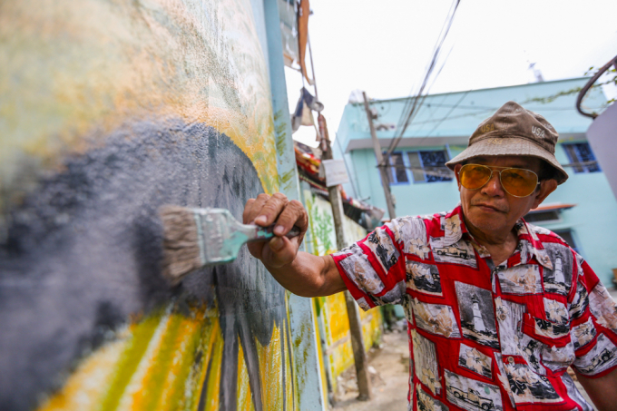 Người họa sĩ già miệt mài vẽ nên mùa xuân cho con phố nhỏ ở Sài Gòn