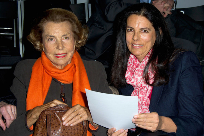  Françoise Bettencourt Meyers và người mẹ quá cố Liliane Bettencourt tại Tuần lễ thời trang Paris năm 2012. Ảnh: Pascal Le Segretain/Getty.