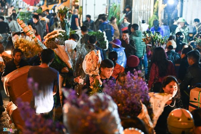 Cảnh bên trong chợ cũng tương tự, mỗi người dân đến đây mua hoa cũng bó to, bó nhỏ tập nập mang về. 