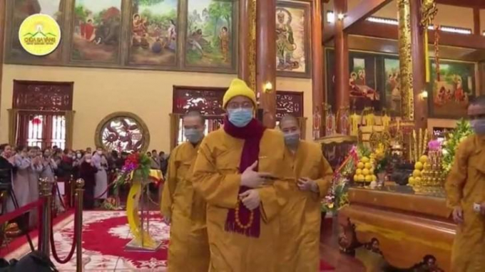   Sư thầy Thích Trúc Thái Minh cùng các đồ đệ đeo khẩu trang khi gặp Phật tử.  