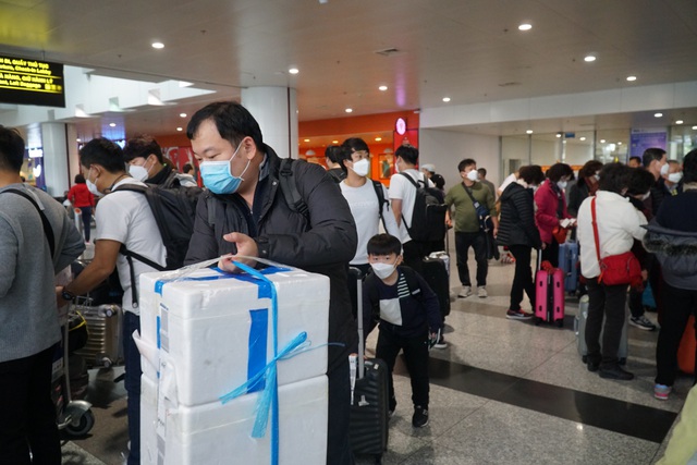 Khách Trung Quốc ở sân bay Nội Bài từ chối lên máy bay vì có người Vũ Hán đi cùng
