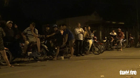 Dù là nửa đêm, người dân vẫn đứng đông đúc tại khu vực vây bắt Tuấn 