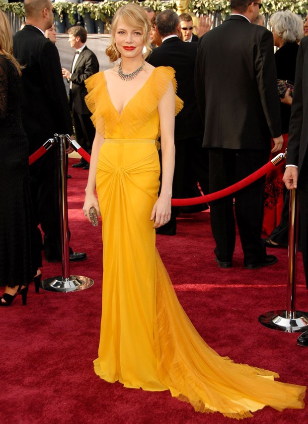 Michelle Williams (vai Almar, vợ của Ennis) chiến thắng giải  Nữ diễn viên phụ xuất sắc tại giải Oscar trong bộ phim Brokeback Mountain. Đến với buổi lễ trao giải, cô chọn chiếc đầm màu vàng nghệ của Vera Wang vô cùng nổi bật và rực rỡ.  