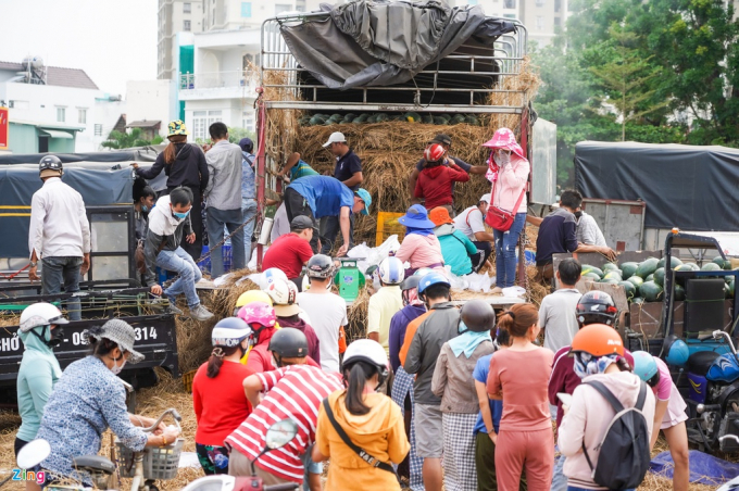 TPHCM: người dân xếp hàng dài mua dưa hấu, thanh long hỗ trợ nông dân