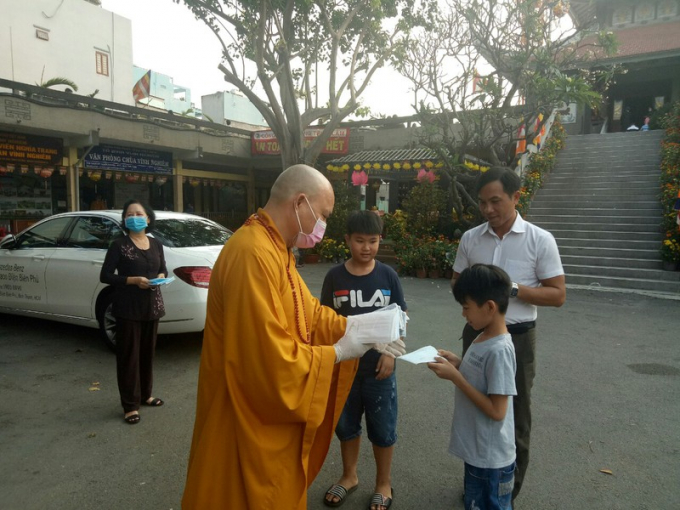 Giáo hội Phật giáo Việt Nam yêu cầu tất cả người lễ chùa phải đeo khẩu trang 