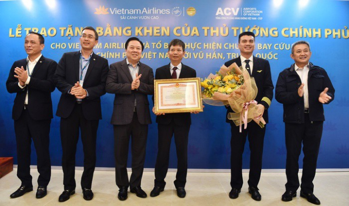 Tổ bay VietnamAirlines thực hiện chuyến bay cứu trợ của Chính phủ Việt Nam tới Vũ Hán, Trung Quốc nhận bằng khen của Thủ tướng Chính phủ.