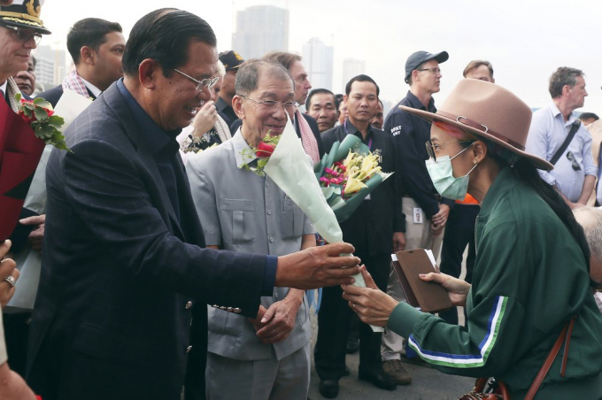 Đích thân Thủ tướng Campuchia Hun Sen đã tặng hoa cho một số du khách của tàu Westerdam khi họ lên bờ. Ảnh: AP.