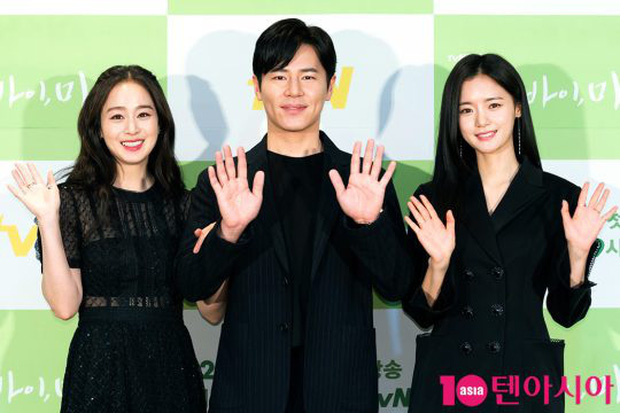   Dù đứng chung khung hình với đàn em Ko Bo Kyul- nữ phụ của phim kém 9 tuổi nhưng nhan sắc của Kim Tae Hee không hề bị lép vế.  