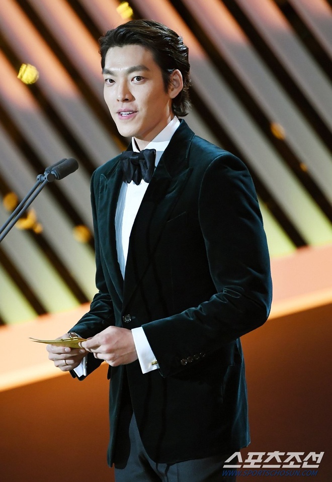 Kim Woo Bin xuất hiện tại lễ trao giải Rồng xanh 2019.