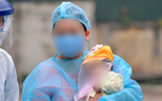   Bệnh nhi 3 tháng tuổi và người mẹ được xuất viện về quê nhà tại Vĩnh Phúc trong sáng 20/2.  