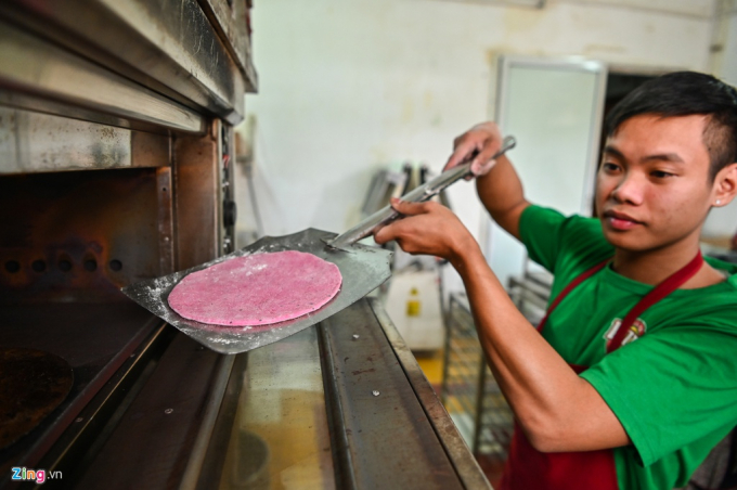 Theo các đầu bếp, việc khó khăn nhất trong việc làm pizza thanh long đó chính là tạo được đế bánh có đủ độ ngọt thanh mà vẫn giữ được màu hồng vốn có. 