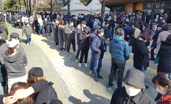 Cảnh người dân Hàn Quốc đứng đợi xếp hàng mua khẩu trang ngày 24-2.