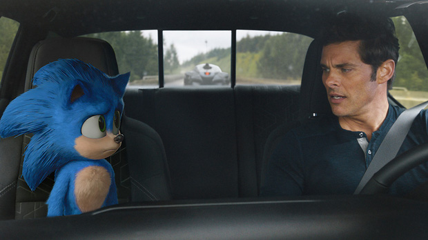   Để chống lại bác sĩ Robotnik, Sonic đã nhờ sự giúp đỡ của cảnh sát Tom Wachowski, qua đó hai người phát triển tình bạn thật sự.  