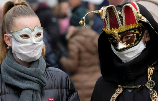 Giới chức đã tạm dừng lễ hội hóa trang diễu hành đường phố ở Venice đang diễn ra. Ảnh: Reuters.