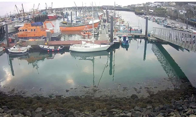Hình ảnh do camera tại cảng Newlyn ghi lại cho thấy nhiều người đang được đưa xuống khỏi thuyền. Ảnh: Guardian