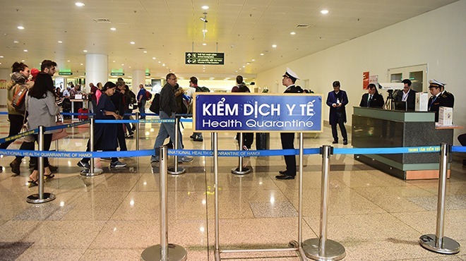 Lực lượng kiểm dịch Hà Nội thức đêm ở sân bay đón người về từ Hàn Quốc để cách ly
