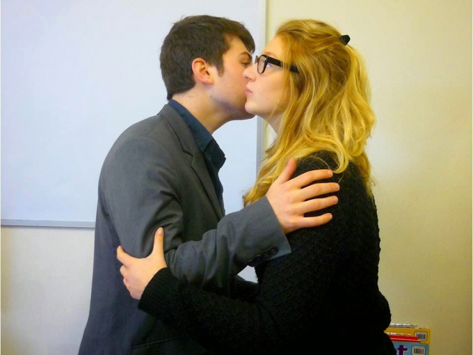 Faire la bise -trao một nụ hôn là một cách chào hỏi đặc trưng Pháp.