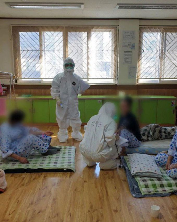   Bệnh nhân ngủ chung phòng trên các tấm nệm. Ảnh: Trung tâm Y tế Quốc gia Hàn Quốc.  