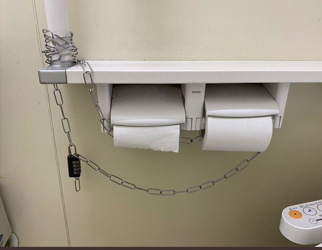 Hai cuộn giấy vệ sinh được xích để ngăn mất cắp. 