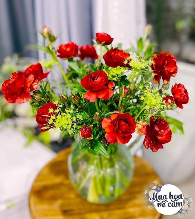   Chị Lan Mai thích nhất cắm thêm một vài bông tuyết cho bình hoa để cho hoa thêm phần khác biệt. Mỗi bình hoa từ tay chị đều “không đụng hàng” với các bình hoa hay gặp.  