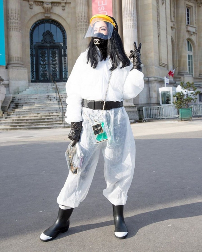 Nicole Raidman, fashionista người Ukraine cũng diện đồ bảo hộ, mũ chống vi khuẩn để dự show thời trang. Ngoài ra cô còn sử dụng những phụ kiện đắt đỏ của Chanel.
