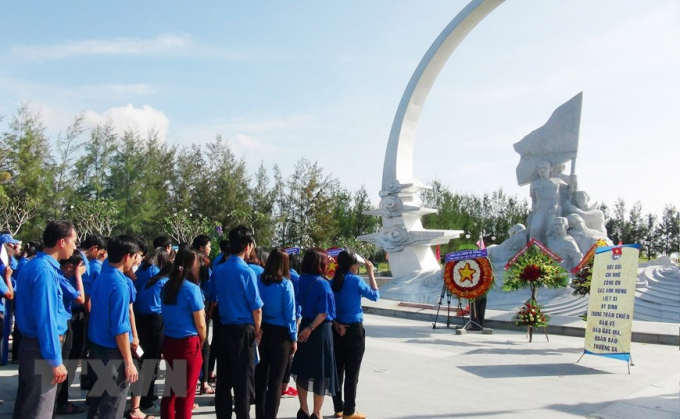   Đoàn viên thanh niên tỉnh Khánh Hòa dâng hương tại Khu tưởng niệm chiến sỹ Gạc Ma ở xã Cam Hải Đông, huyện Cam Lâm (tỉnh Khánh Hòa) - “địa chỉ đỏ” giáo dục chủ quyền biển đảo cho thế hệ trẻ.  