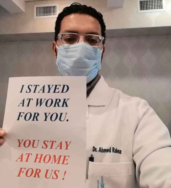 Tại Mỹ, Tiến sĩ Ahmed Rabe cũng lên tiếng kêu gọi mọi người hãy ở nhà càng nhiều càng tốt để tránh làm lây lan dịch bệnh.
