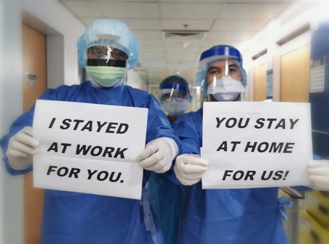  Những hình ảnh về đội ngũ nhân viên y tế cầm trên tay lời nhắn này đang được lan tỏa, chia sẻ trên diễn đàn mạng với hashtag #StayHome (tạm dịch: Hãy ở nhà).