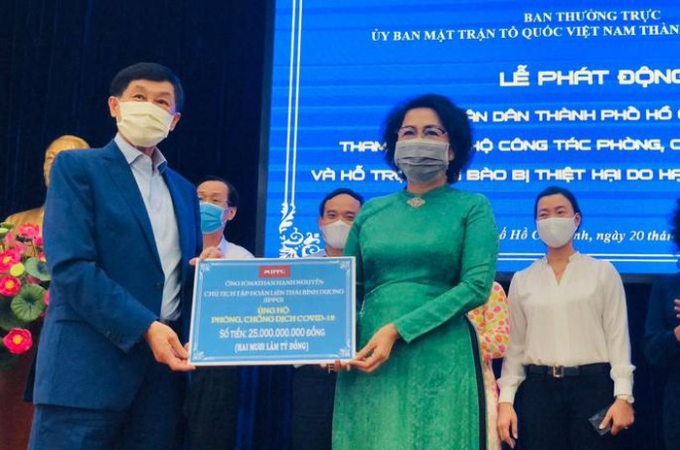   Ông Johnathan Hạnh Nguyễn, Chủ tịch tập đoàn Liên Thái Bình Dương ủng hộ 25 tỉ đồng để phòng chống dịch bệnh Covid-19.  