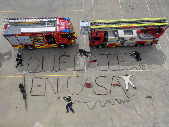   Những người lính cứu hỏa cùng nhau viết nên thông điệp 
