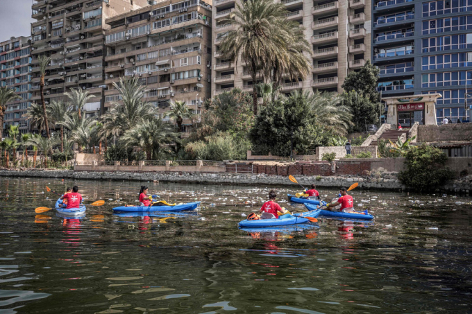   Các tình nguyên viên chèo kayak dọn rác sông Nile tại thủ đô Cairo, Ai Cập - Ảnh: GUARDIAN  