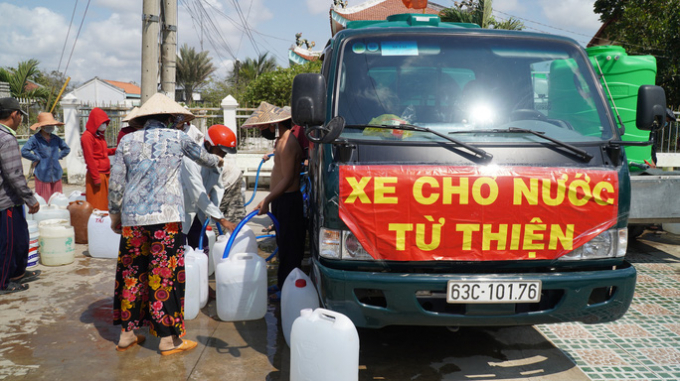   Những chiếc xe chở nước từ thiện liên tục hoạt động hết công suất để kịp đáp ứng cho bà con.  