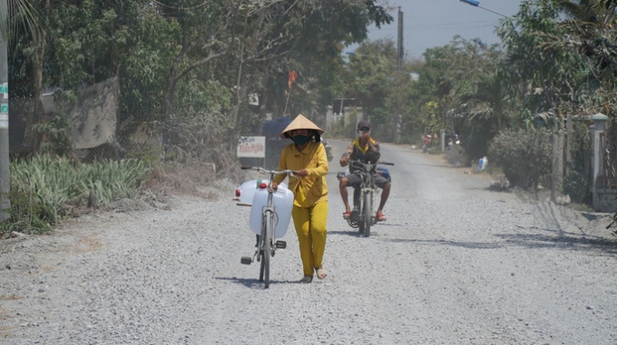   Hạn mặn đang tác động mạnh đối với đời sống bà con tại xã Gia Thuận, huyện Gò Công Đông, tỉnh Tiền Giang. Dù 8 giờ sáng nhưng trời nắng rất gay gắt  