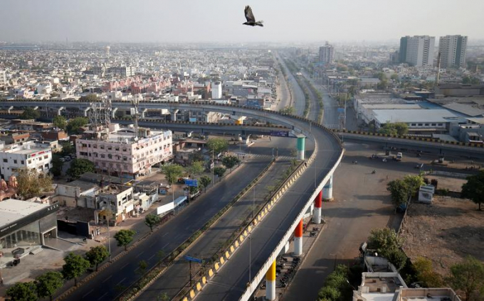 Những con đường vắng tanh trong giờ giới nghiêm ở thành phố Ahmedabad vào ngày 22/3.